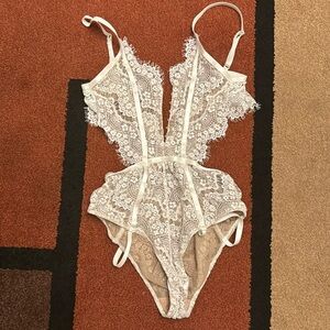 Lavish Alice lace bodysuit M